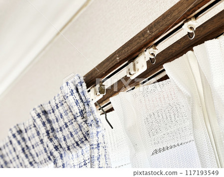 窗簾桿和窗簾上有灰塵 117193549