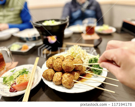 在酒會上手拿肉丸 在酒會上手拿肉丸 117194178