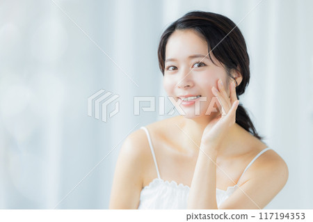 一位年輕女子感到皮膚濕潤 117194353