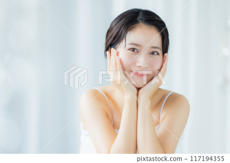 一位年輕女子感到皮膚濕潤 117194355