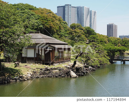 Hama-rikyu Gardens, Shioiri Pond, Tsubame no Ochaya Teahouse with skyscrapers in the background Hama-rikyu Gardens, Shioiri Pond, Tsubame no Ochaya Teahouse with skyscrapers in the background 117194894