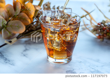 冷的大吉嶺茶倒入玻璃杯中 117197073