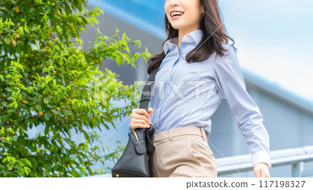 夏天在戶外散步的微笑的日本女商人 117198327