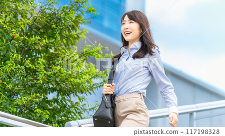 夏天在戶外散步的微笑的日本女商人 夏天在戶外散步的微笑的日本女商人 117198328