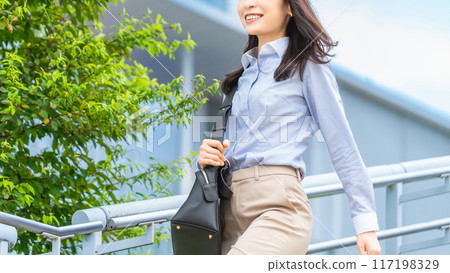 夏天在戶外散步的微笑的日本女商人 夏天在戶外散步的微笑的日本女商人 117198329