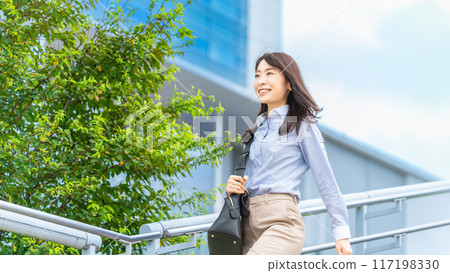 夏天在戶外散步的微笑的日本女商人 夏天在戶外散步的微笑的日本女商人 117198330
