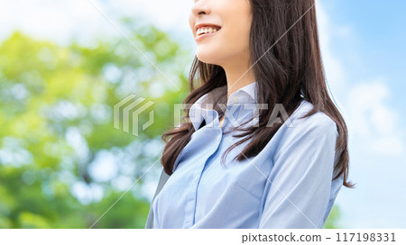夏日藍天微笑的日本女商人 夏日藍天微笑的日本女商人 117198331