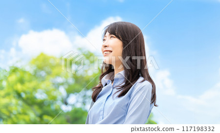 夏日藍天微笑的日本女商人 117198332
