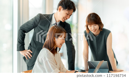 三位日本商人,男性和女性,開會 三位日本商人,男性和女性,開會 117198734