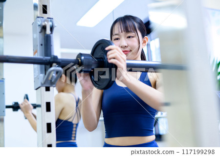 女性在健身房訓練身體、槓鈴板、重量選擇、肌肉訓練女性、鍛煉 女性在健身房訓練身體、槓鈴板、重量選擇、肌肉訓練女性、鍛煉 117199298