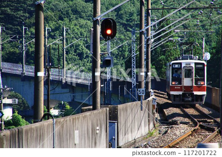 Under the summer sky... the 6050 series train travels through the deep green mountains at Kawaji Onsen Station 117201722