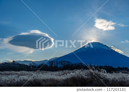 Diamond Fuji from the morning fog highland 117203181