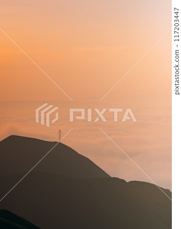 從山頂看黎明時分的山脈 從山頂看黎明時分的山脈 117203447