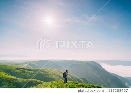 登山者從山頂看風景 117203467