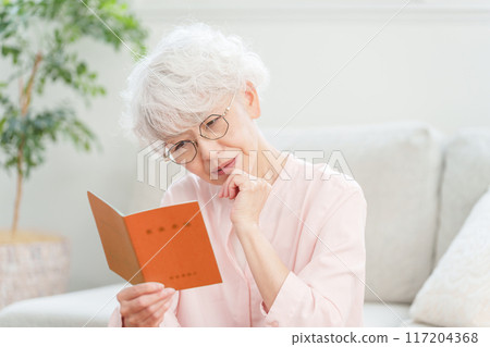 看退休金書的資深女性 看退休金書的資深女性 117204368