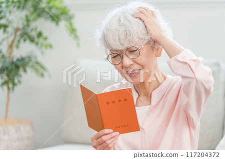 看退休金書的資深女性 117204372