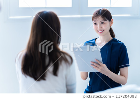 美容診所的女工作人員提供諮詢 117204398