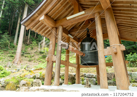 岐阜縣揖斐川町西美濃三十三聖地之首的橫藏寺的鐘樓周圍綠意盎然。 岐阜縣揖斐川町西美濃三十三聖地之首的橫藏寺的鐘樓周圍綠意盎然。 117204752