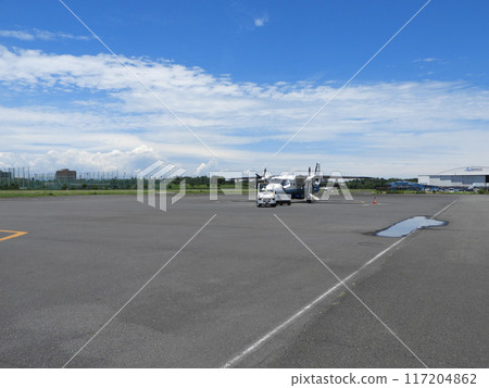 小型客機準備在機場起飛 小型客機準備在機場起飛 117204862