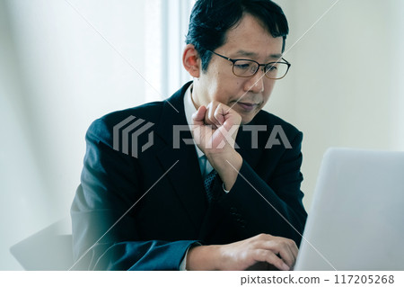 擔心看文件的商人 117205268