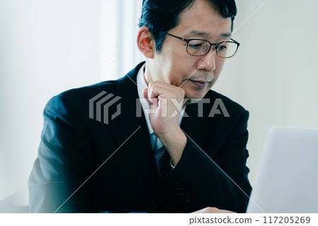 擔心看文件的商人 117205269