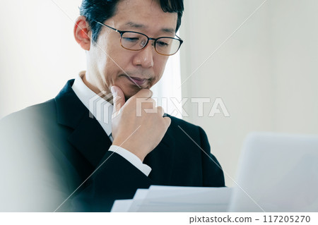 擔心看文件的商人 117205270