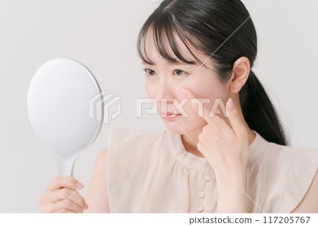 Female suffering from rough skin Female suffering from rough skin 117205767