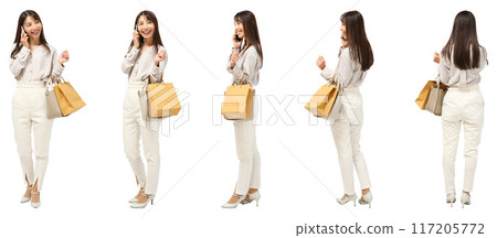 一位女士在購物時打電話給智慧型手機的全身剪紙材料 一位女士在購物時打電話給智慧型手機的全身剪紙材料 117205772