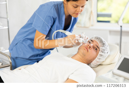 doctor using hydrogen oxygen hydrating 117206313