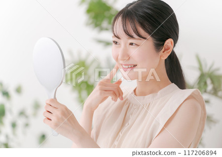 有手鏡的一名婦女 117206894