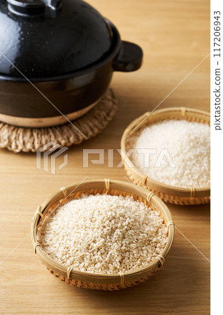Germinated rice and white rice in a colander 117206943