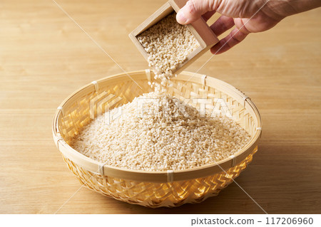 將發芽米放入濾鍋中 117206960