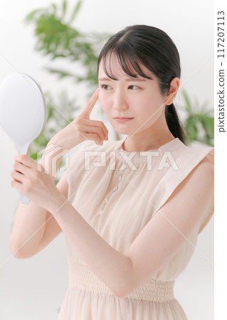 患有眼睛問題的女性 117207113