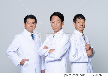 穿白大褂的中高級男子 117207660