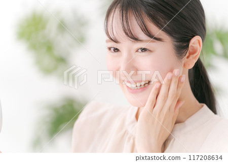 一位年輕女子感到皮膚濕潤 117208634