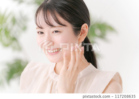 一位年輕女子感到皮膚濕潤 117208635