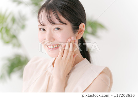 一位年輕女子感到皮膚濕潤 117208636