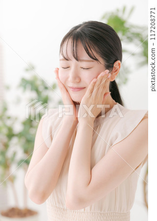 A woman who feels moisturized skin 117208771