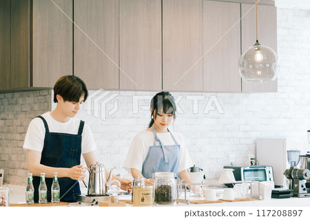 在咖啡館工作的年輕員工 117208897