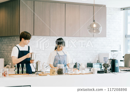 在咖啡館工作的年輕員工 117208898