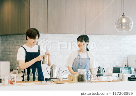 在咖啡館工作的年輕員工 117208899