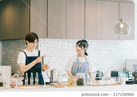 在咖啡館工作的年輕員工 117208900