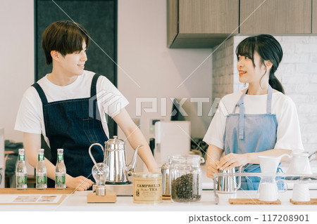 在咖啡館工作的年輕員工 117208901
