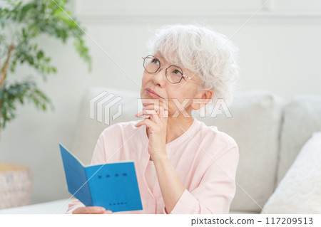 看退休金書的資深女性 看退休金書的資深女性 117209513