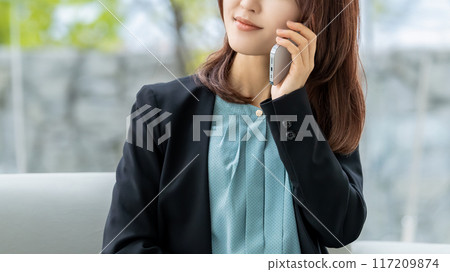 微笑的日本女商人用智慧型手機交談 117209874