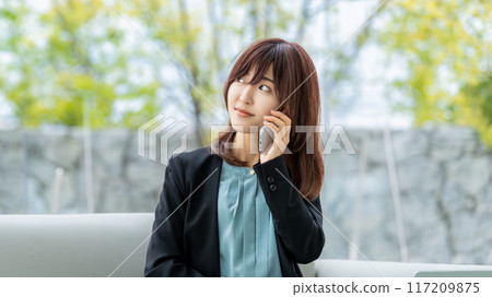 微笑的日本女商人用智慧型手機交談 117209875