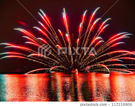 煙花反映在水中 煙花反映在水中 117210809