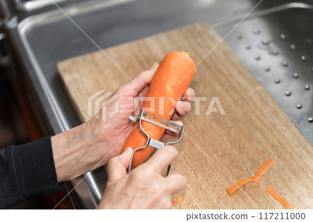 Peeling carrots 117211000