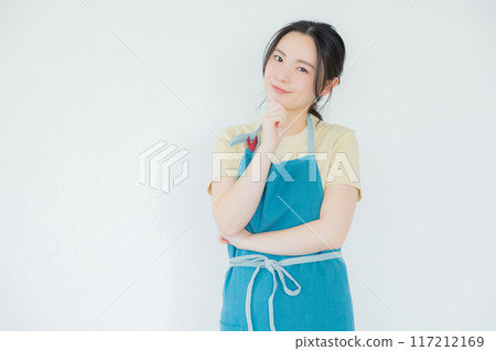 穿著圍裙思考的女人 117212169