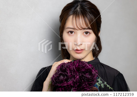 有花束的少婦 117212359